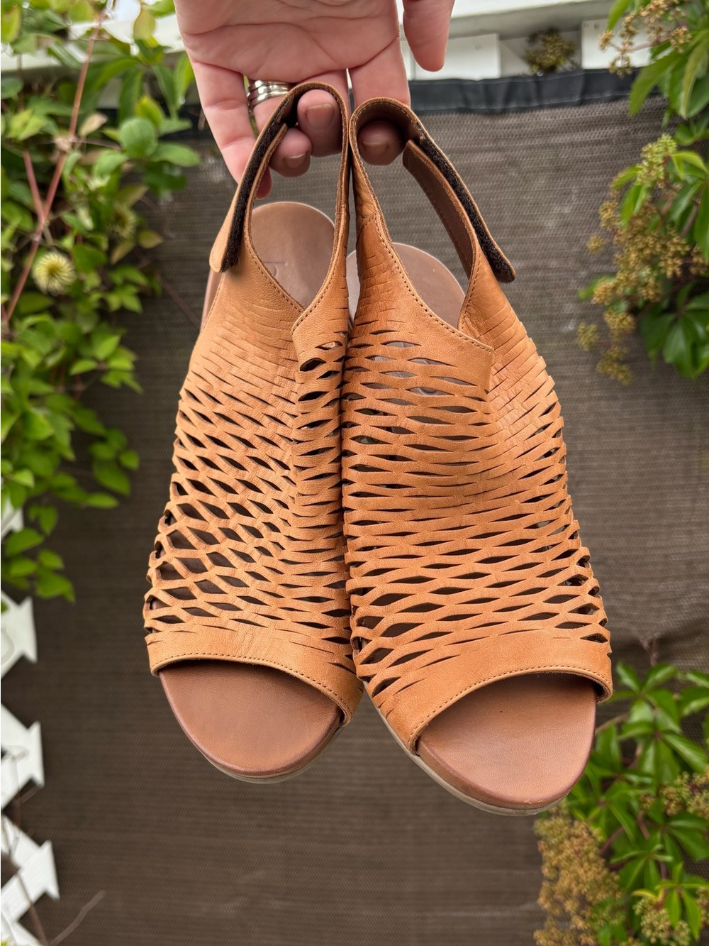 Bueno Women's Cognac Lacey Slingback Sandals - Picture 6 of 10